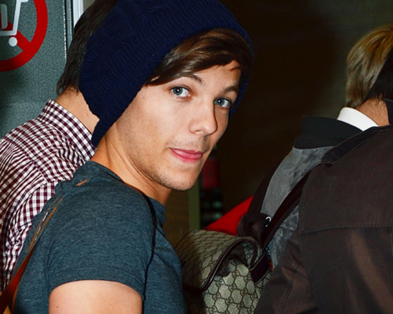 Louis Tomlinson, One Direction, And 1d Image - Louis Tomlinson Imagines Protective - HD Wallpaper 