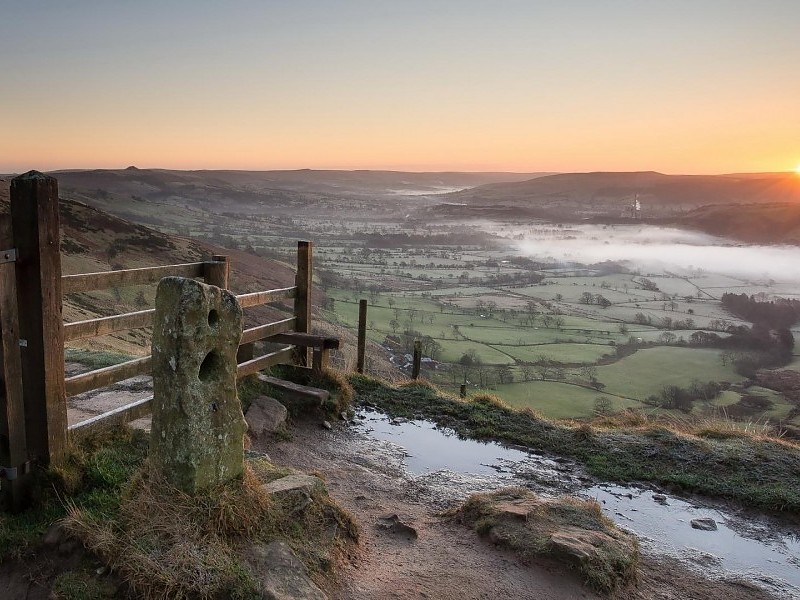 Misty Valley On A Beautiful Sunrise Wallpaper - Sunset - HD Wallpaper 