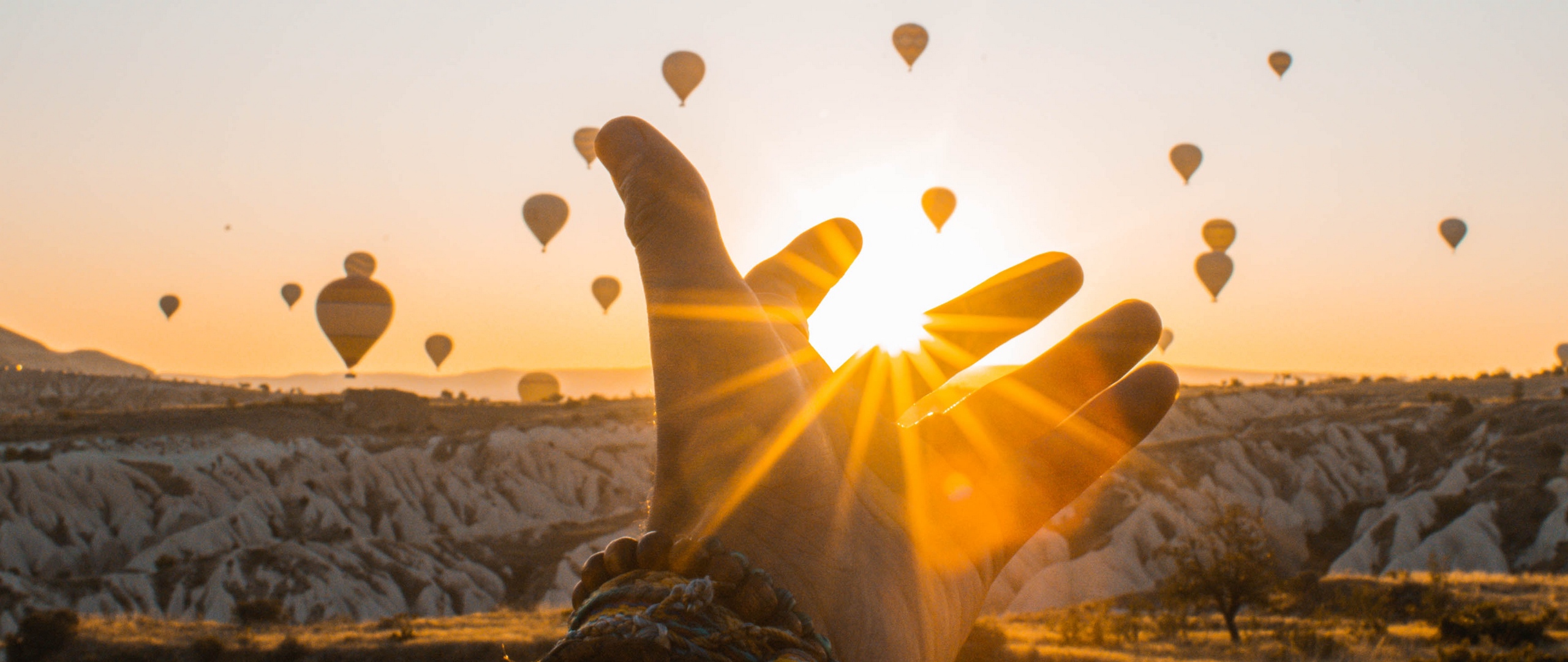 Wallpaper Hand, Sun, Air Balloons, Mountains, Sunrise - Hot Air Balloon Background - HD Wallpaper 