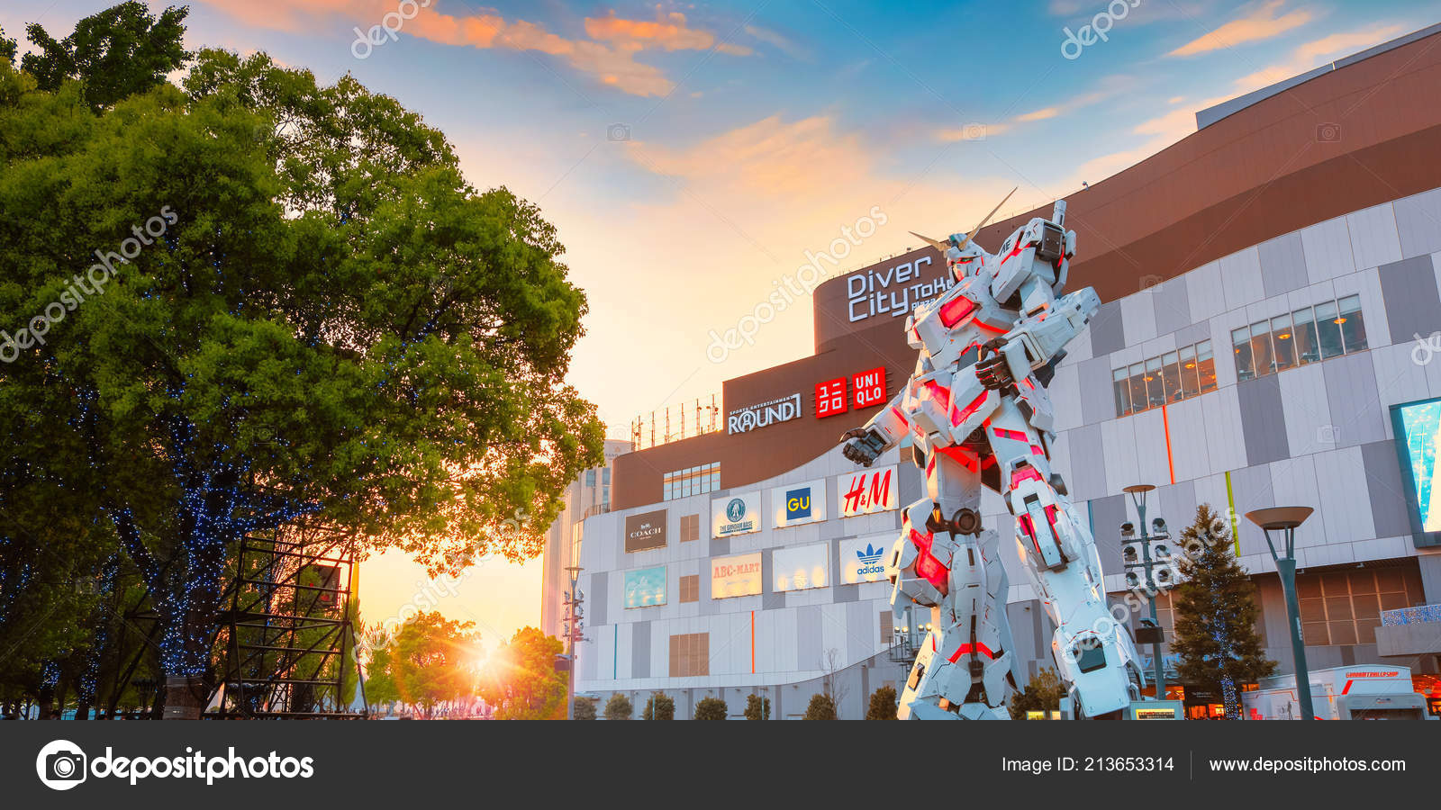 Gundam Statue - HD Wallpaper 