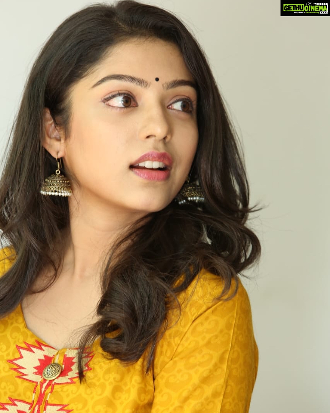 Varsha Bollamma - Varsha Bollamma 96 Movie - HD Wallpaper 