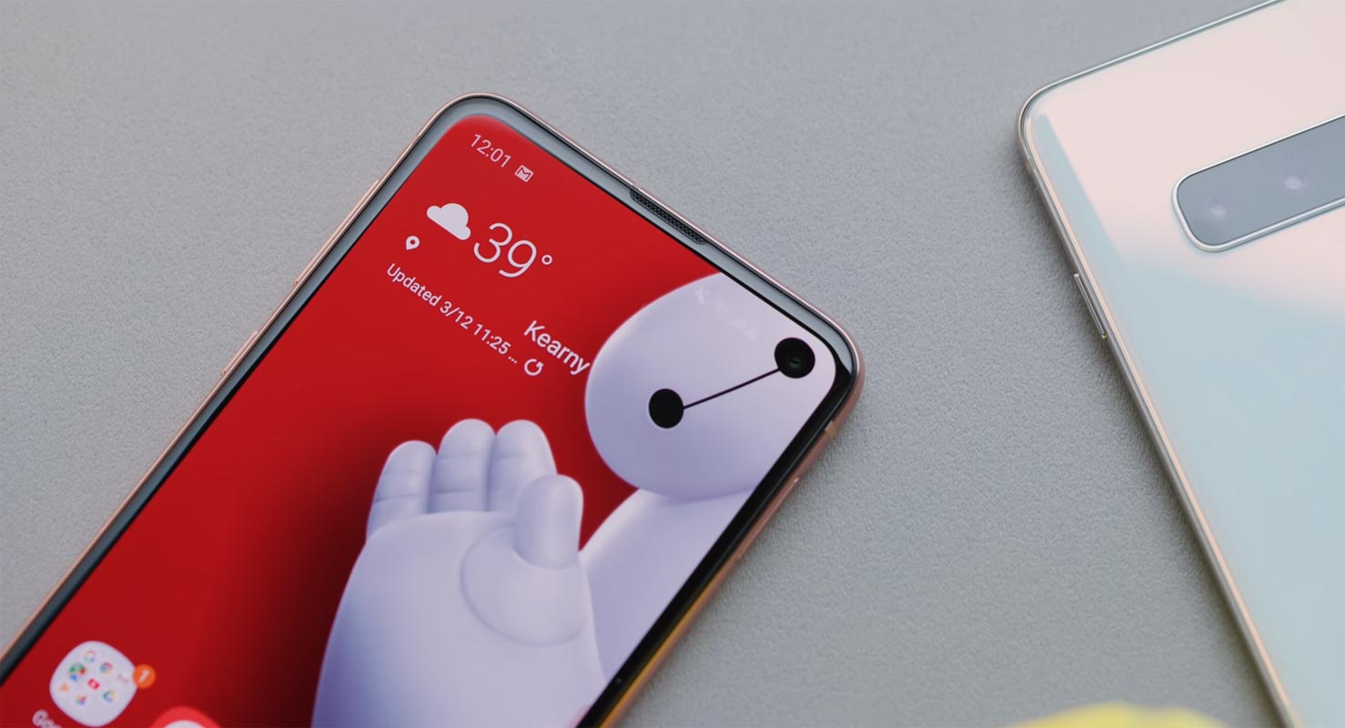 Samsung Galaxy S10e With Baymax Wallpaper - S10e Vs Iphone 11 - HD Wallpaper 