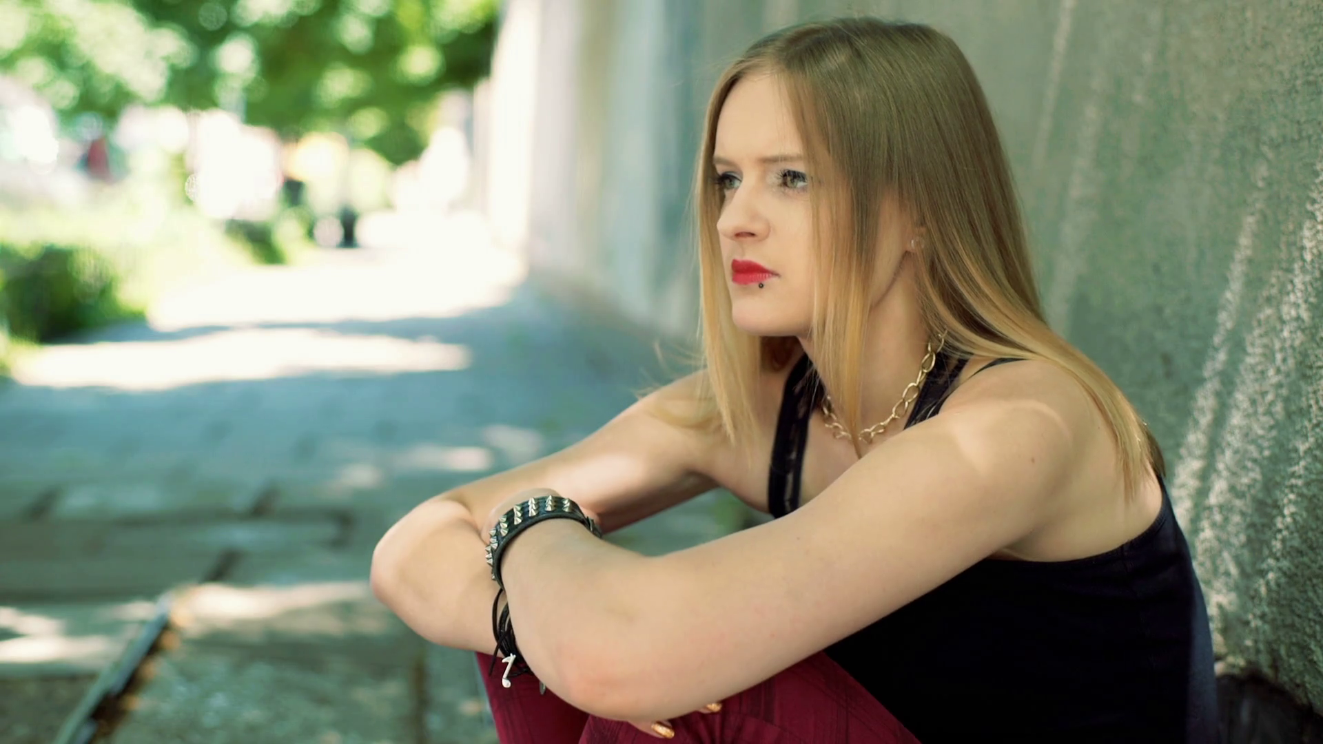 Girl Sitting In Garden In Sad - HD Wallpaper 