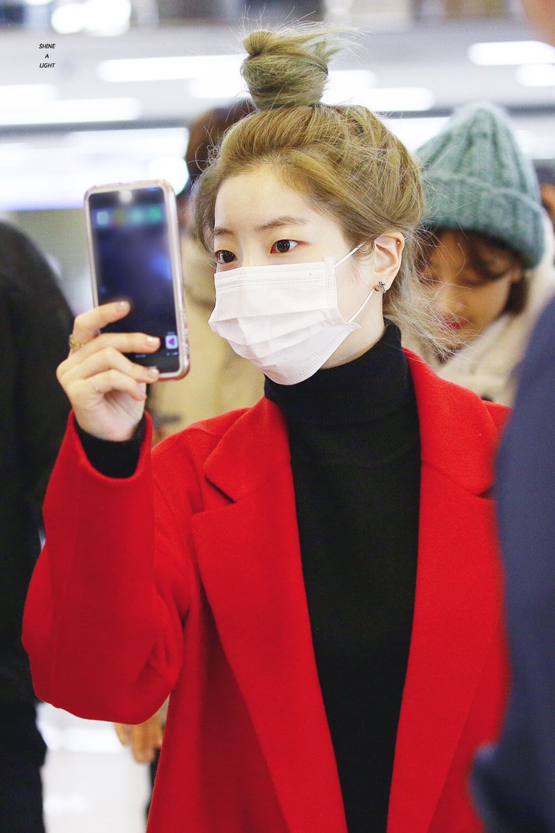 Dahyun With Her Phone - HD Wallpaper 