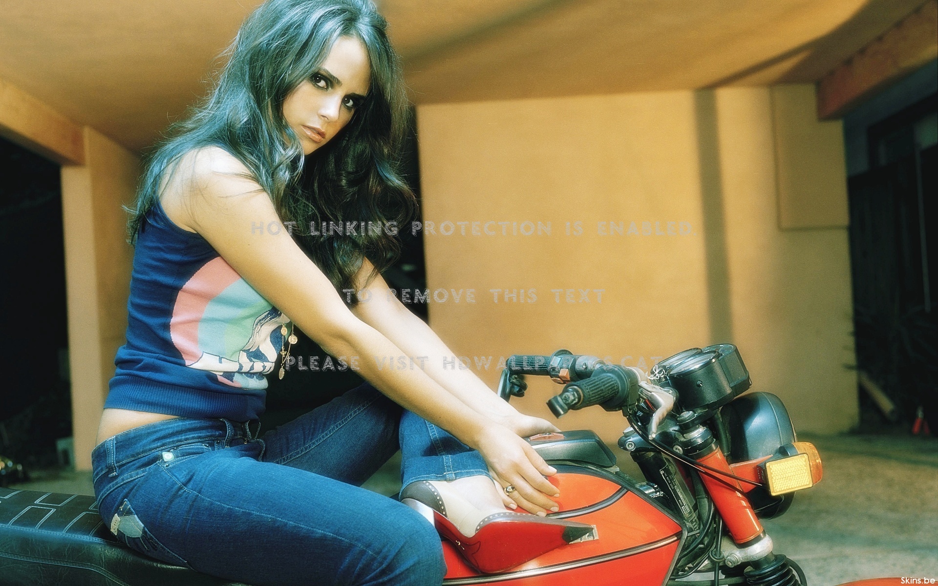 Jordana Brewster Motorcycle Woman People - Jordana Brewster Moto Guzzi - HD Wallpaper 