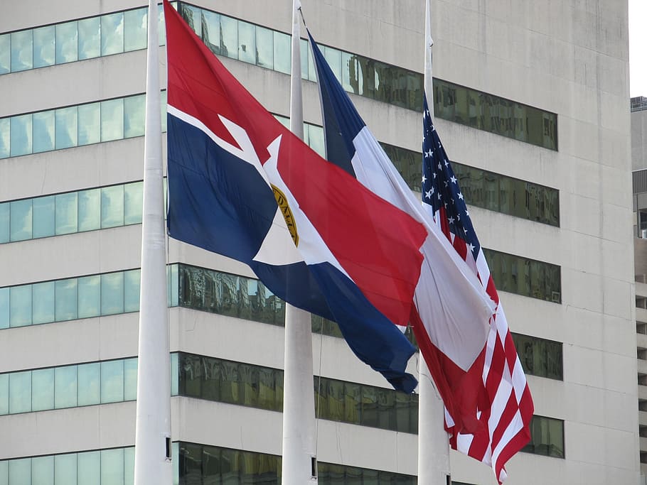 Flags, Waving, Dallas, City Hall, American Flag, Texas - Banderas De Texas - HD Wallpaper 