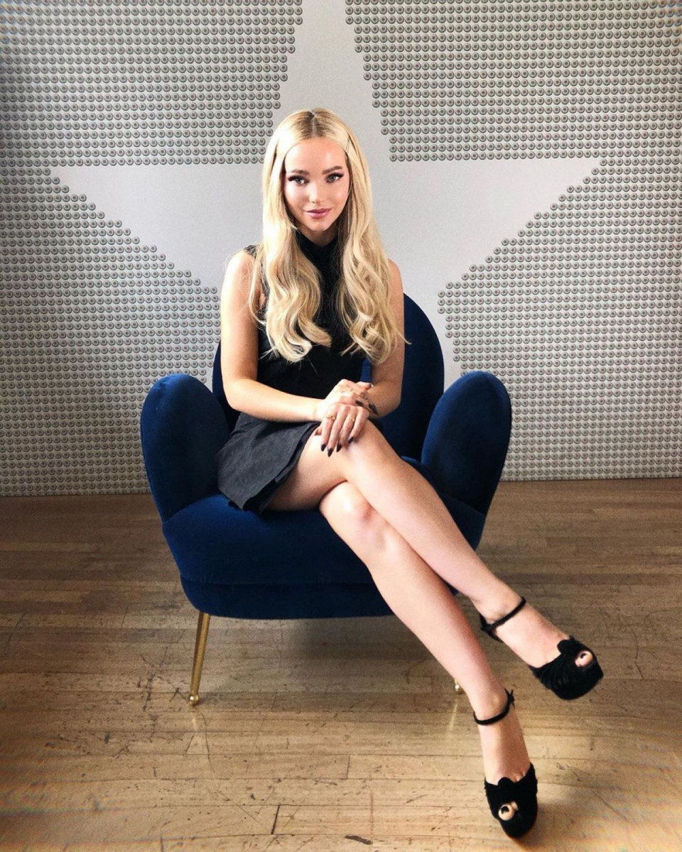 Pic - Dove Cameron Legs 2019 - HD Wallpaper 