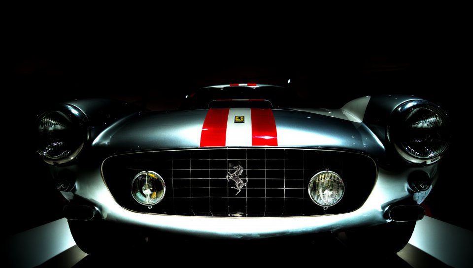 Classic Car Iphone Wallpaper Ferrari - HD Wallpaper 