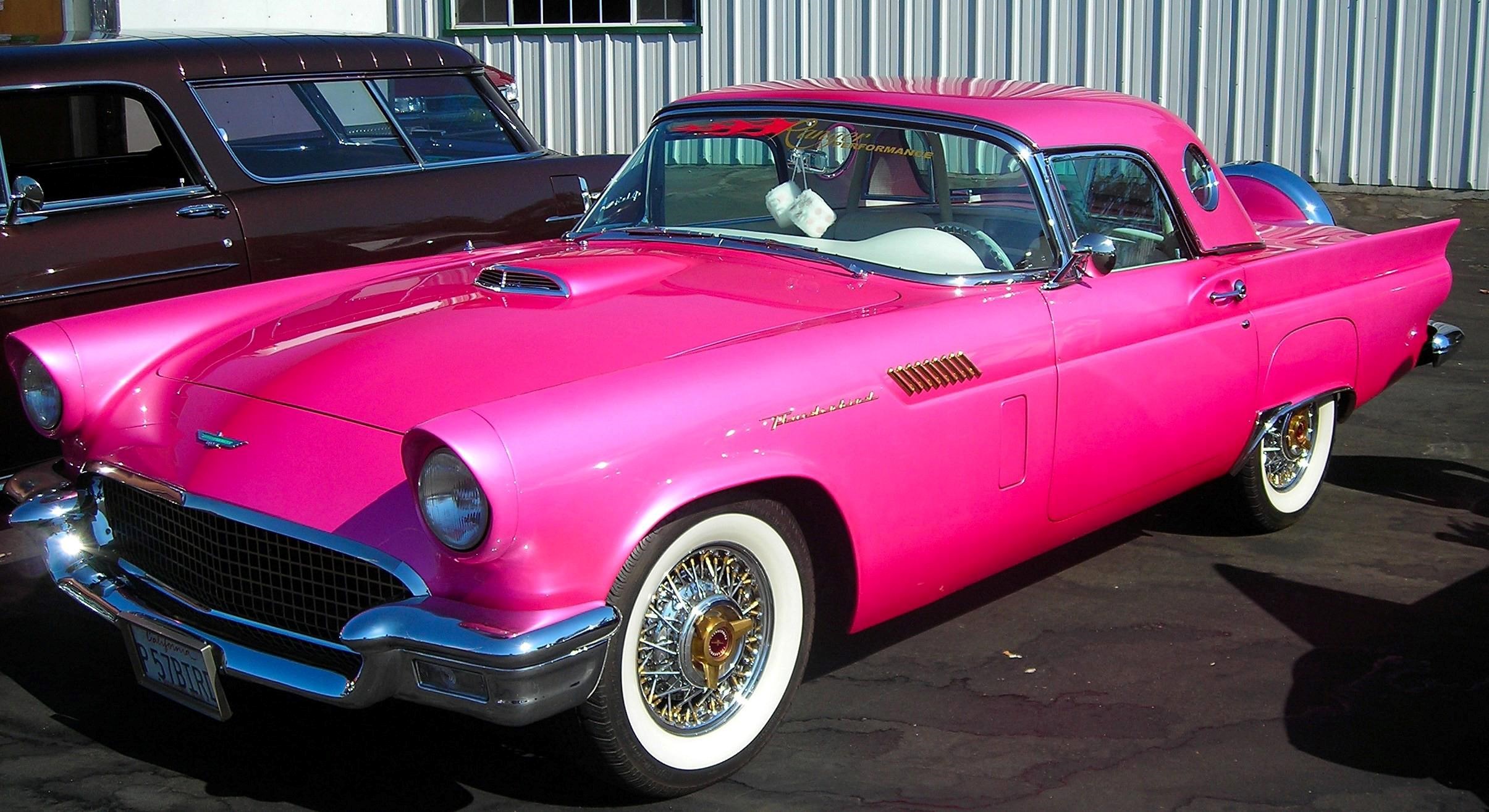 Nice Pink Vintage Car Hd Image - Hot Pink Old Cars - HD Wallpaper 