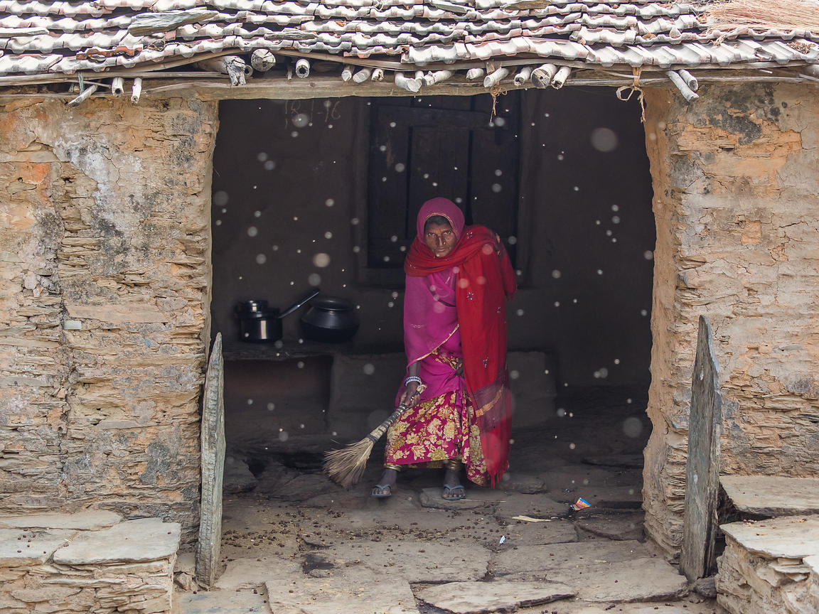 An Everyday Scene In A Small Indian Village - Girl - HD Wallpaper 