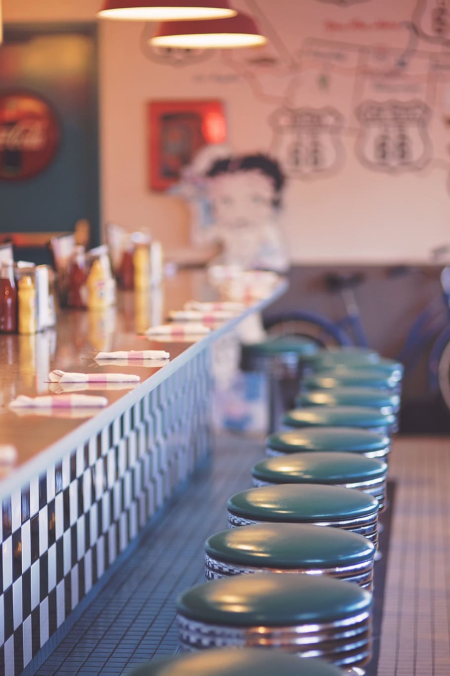 Counter Table With Bar Stool Chairs Selective Focal - Love 24 7 Quotes - HD Wallpaper 