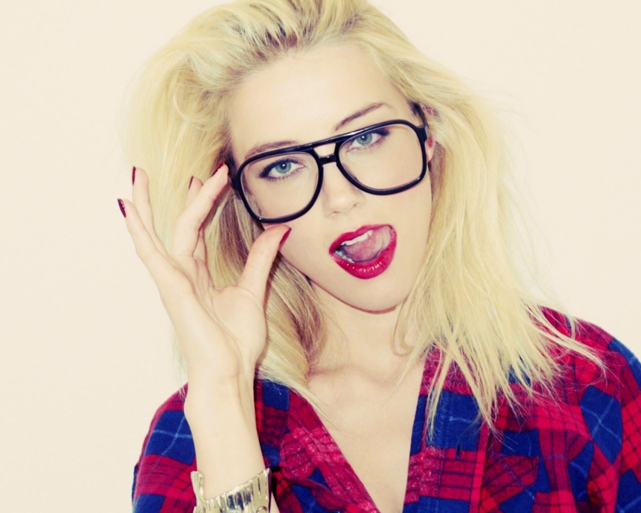 Beautiful Girl With Glasses - HD Wallpaper 