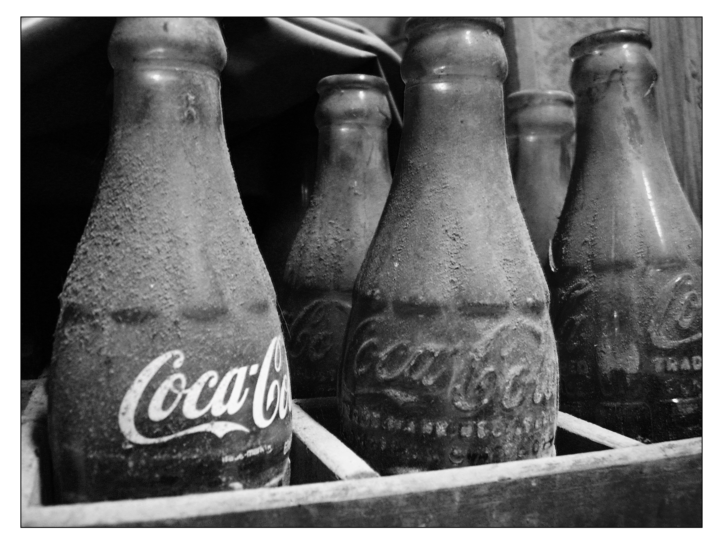 Coca Cola Background Black White - 2408x1806 Wallpaper 