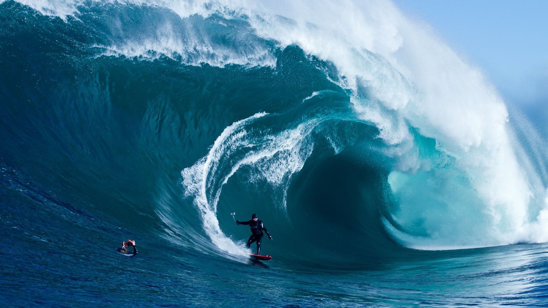 Girls Surfing Huge Waves - HD Wallpaper 