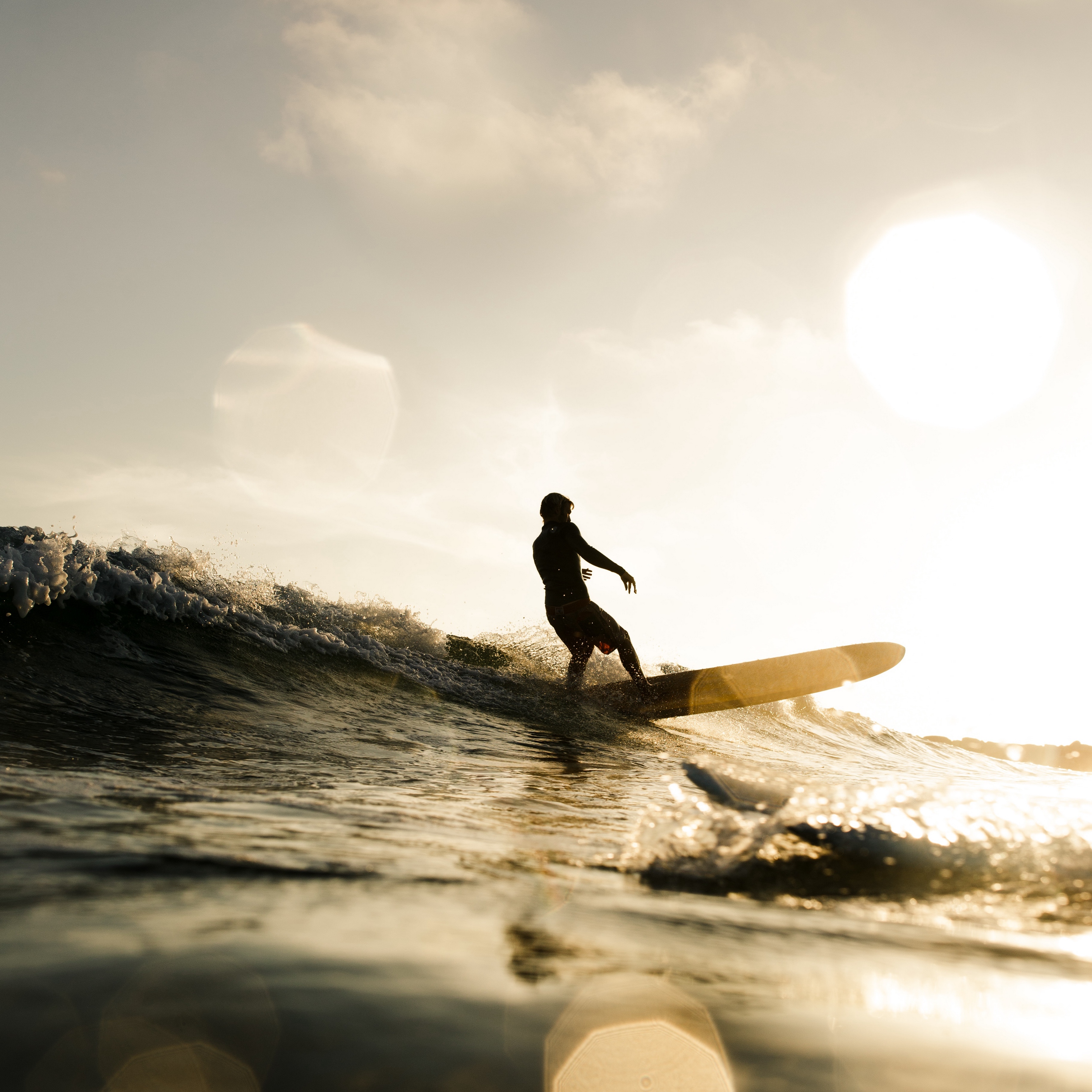 Wallpaper Surfer, Surfing, Waves, Sunset, Glare, Bokeh - Longboard Surf - HD Wallpaper 