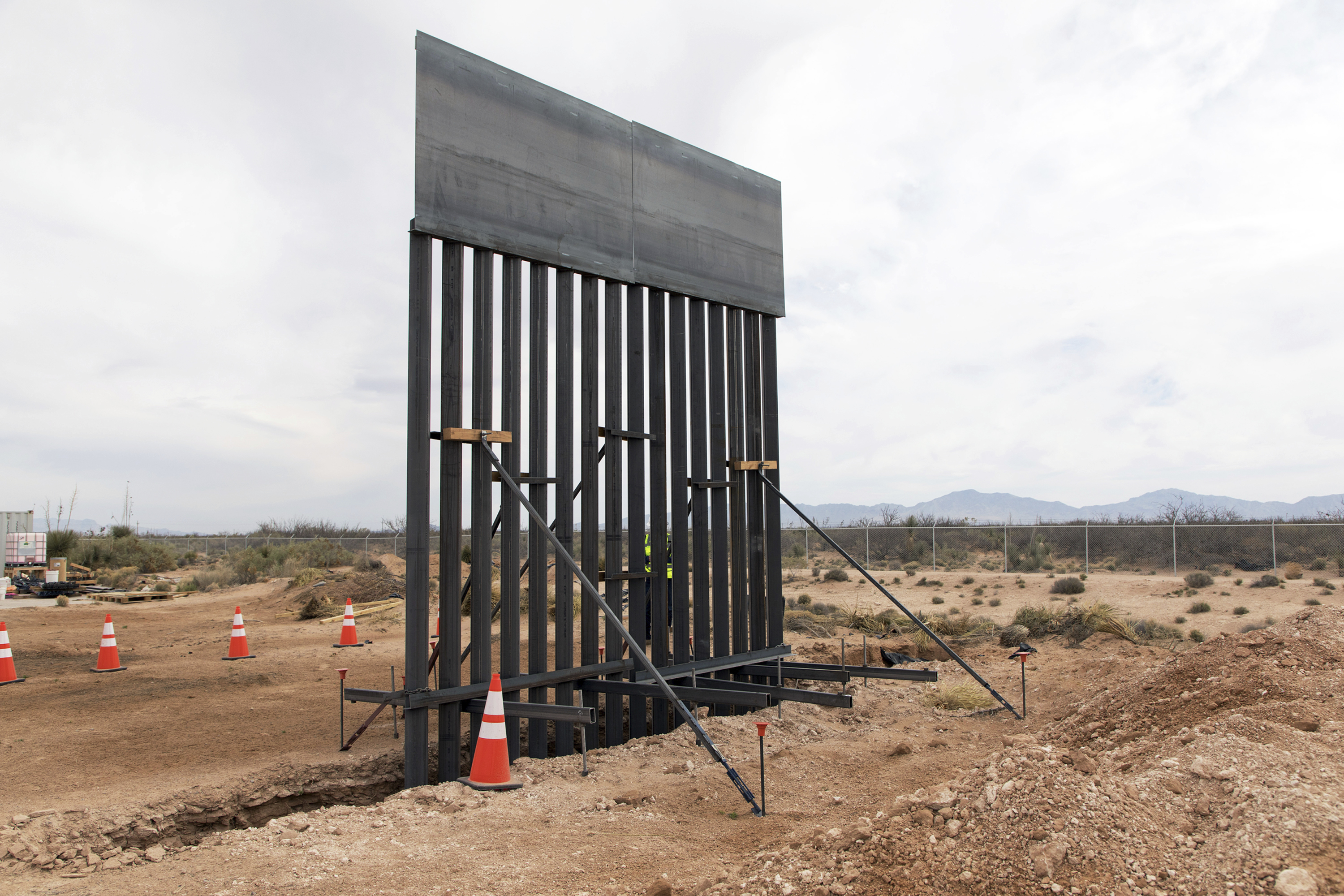 Border Wall Under Construction - HD Wallpaper 