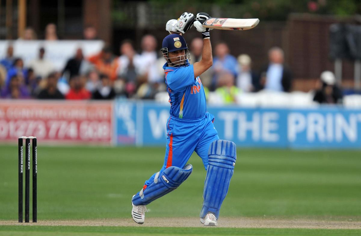 Sachin Tendulkar Straight Drive Hd Wallpapers - Sachin Tendulkar Playing Cricket - HD Wallpaper 