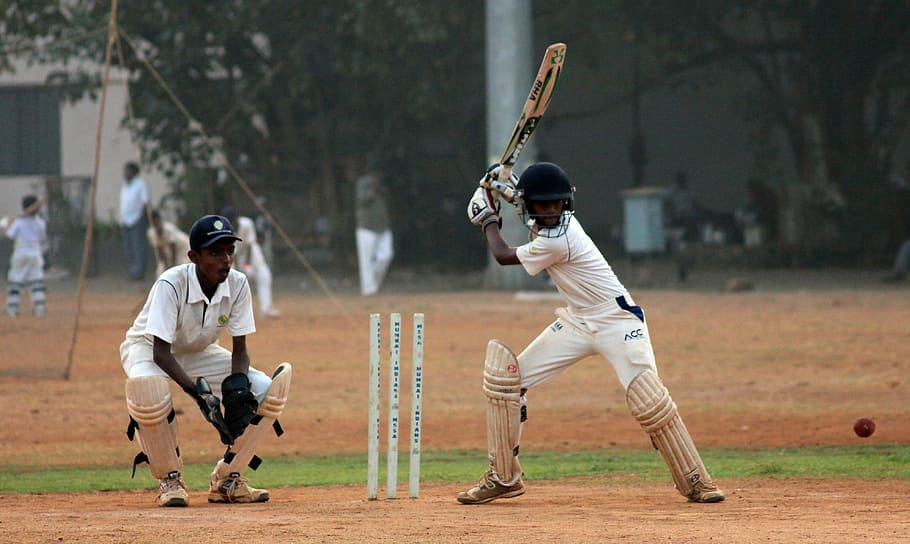 Cricket Batter In Batting Stance Near Catcher On Playing - Populairste Sport In India - HD Wallpaper 