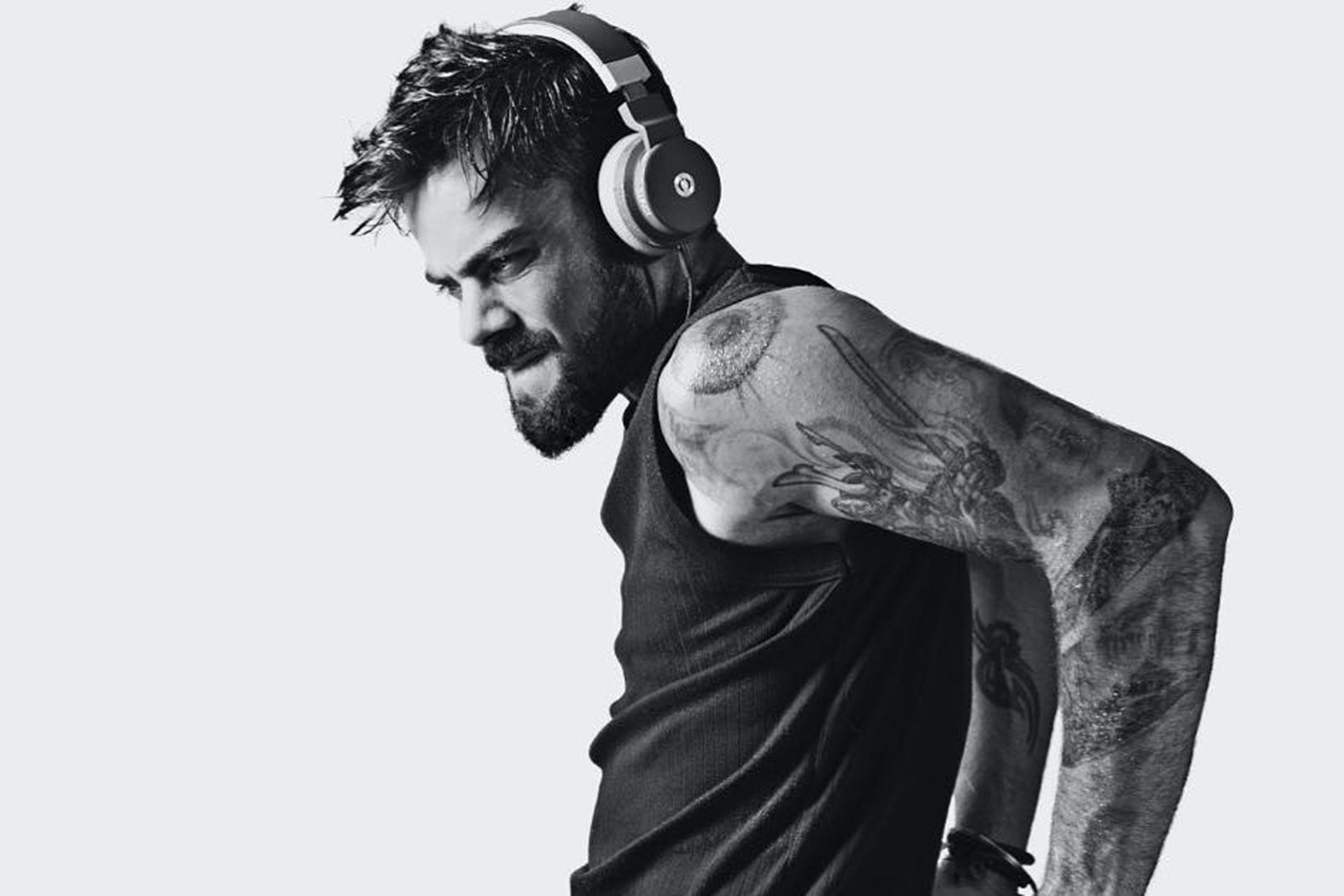 Virat Kohli Indian Cricketer Background Wallpaper - Fit Virat Kohli Workout - HD Wallpaper 