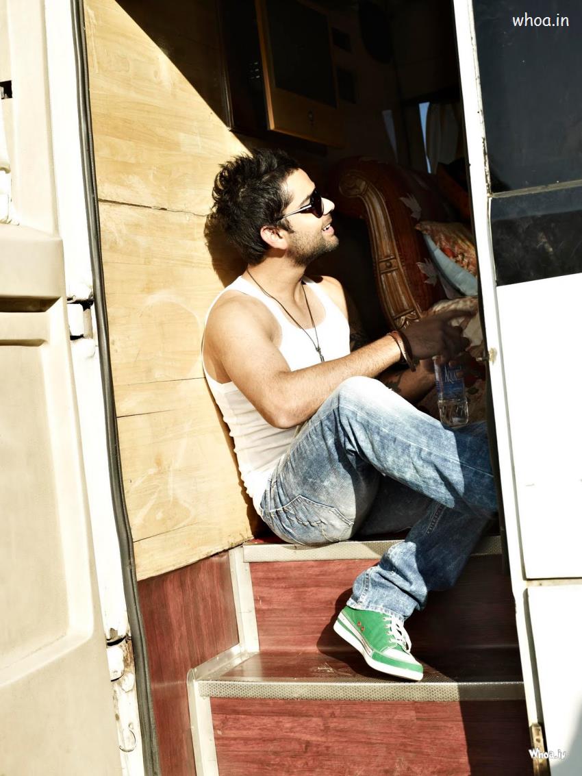 Indian Cricketer Virat Kohli Stylish Look Hd Wallpaper - Stylish Wallpaper Virat Kohli - HD Wallpaper 