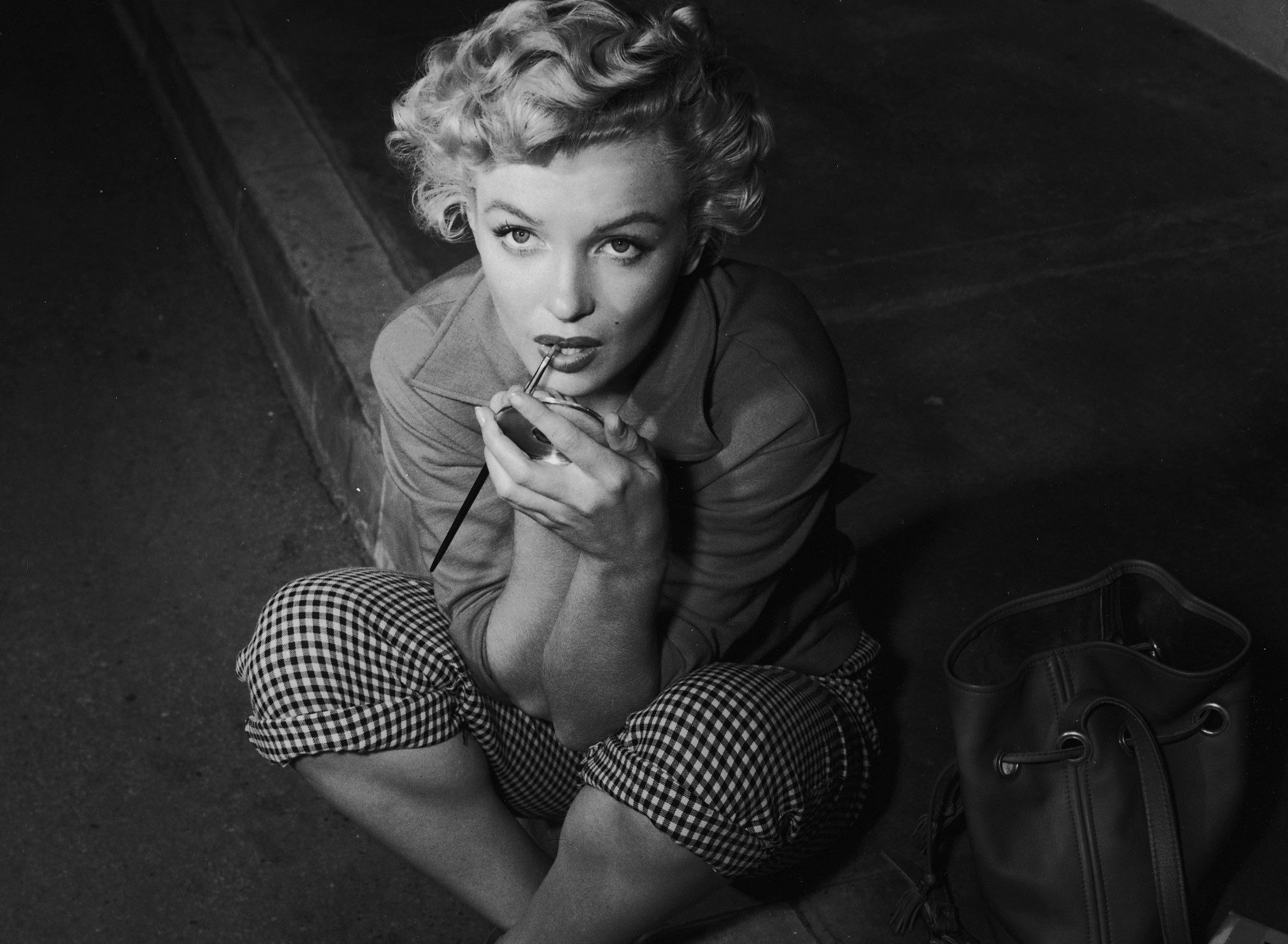 Marilyn Monroe Hd Wallpapers Smoking - HD Wallpaper 