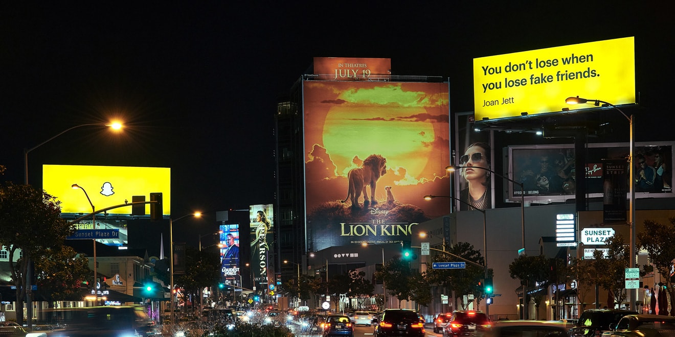 Snapchat Ooh In City At Night - Snapchat Real Friends Campaign - HD Wallpaper 