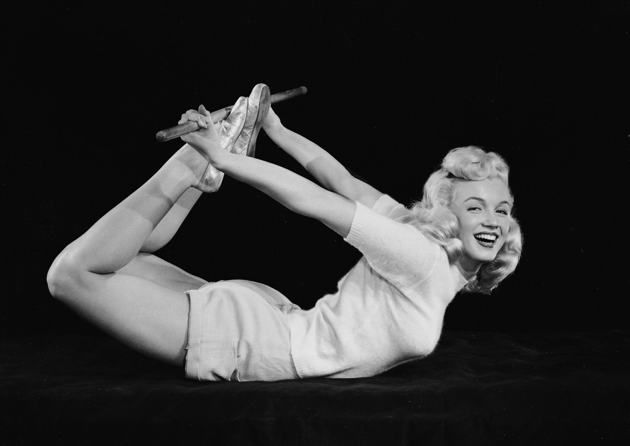 Marilyn Monroe Birthday - Marilyn Monroe Yoga Bow - HD Wallpaper 
