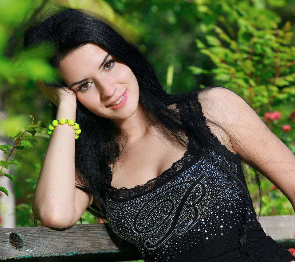 Wallpaper Eyes, Greens, Girl, Park, Smile, Brunette, - Lola Marron - HD Wallpaper 