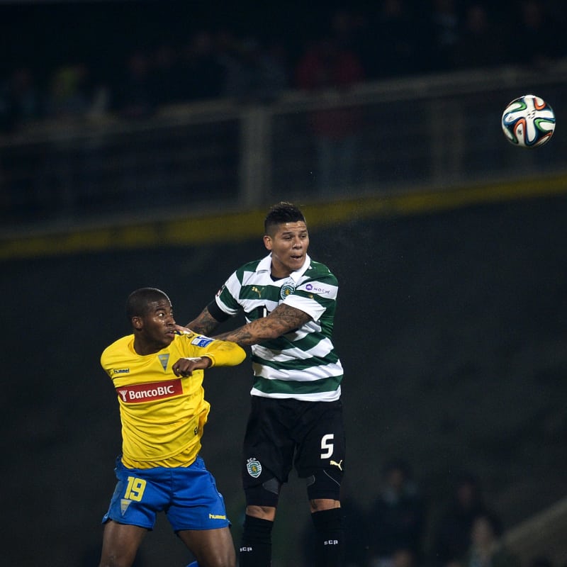 Sporting S Marcos Rojo Heads The Ball With Estoril - Player - HD Wallpaper 