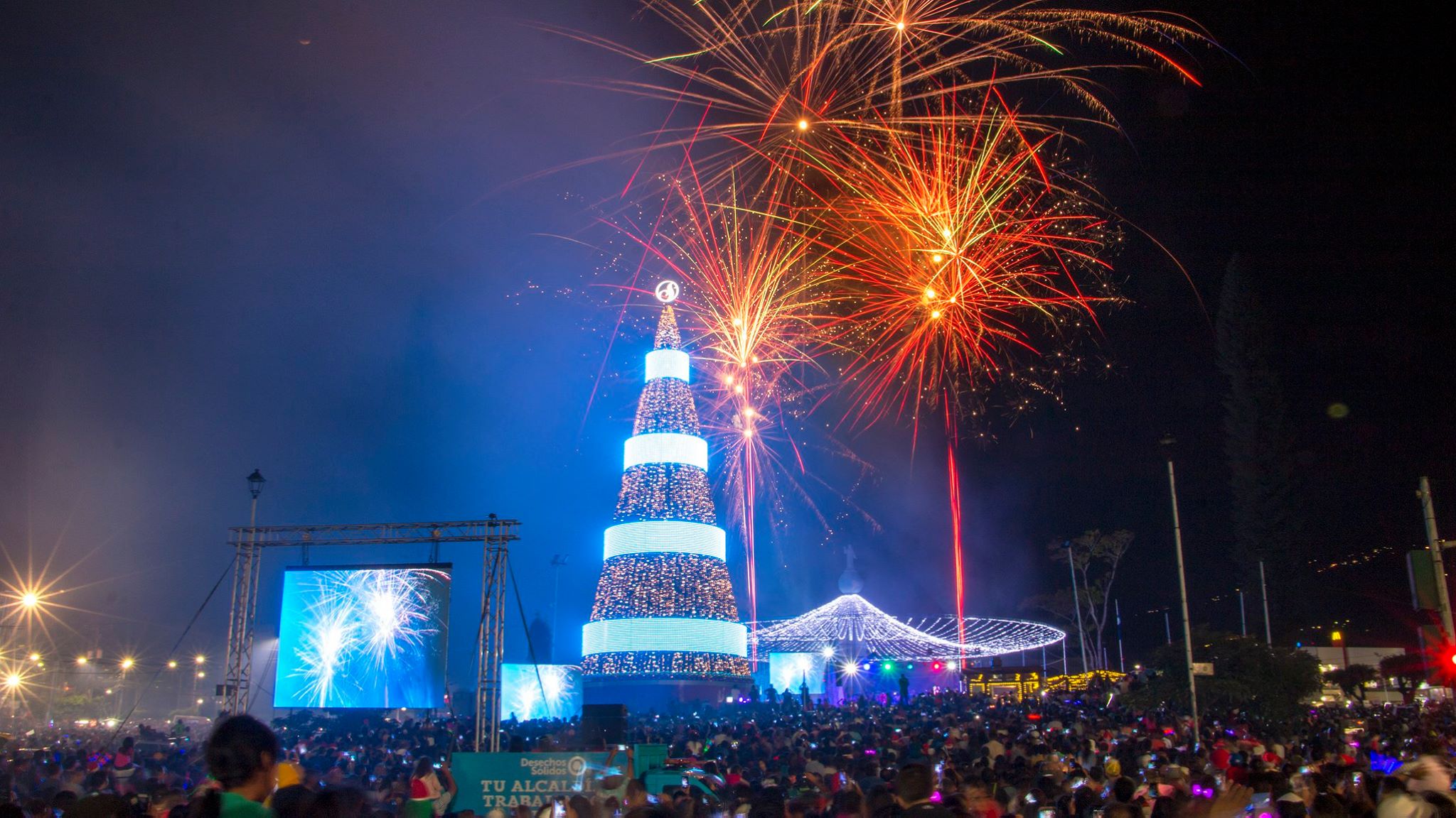 Arbol De Navidad Digital En Latino America - Christmas In El Salvador - HD Wallpaper 