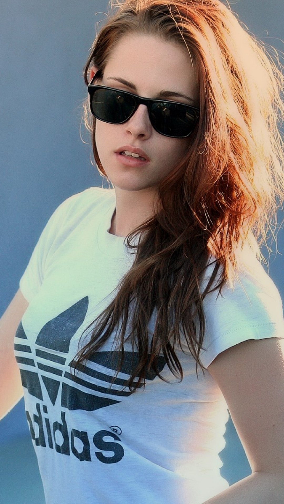 Kristen Stewart Adidas T-shirt - Kristen Stewart Wallpaper Iphone - HD Wallpaper 