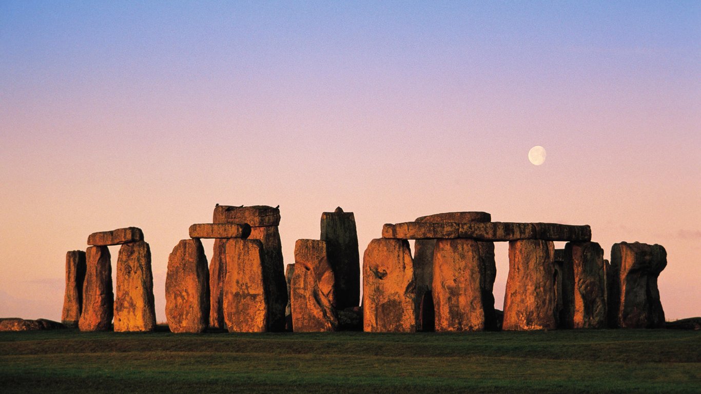 2010 Travel Geographic, Tourist Attractions , Landmarks - Stonehenge - HD Wallpaper 