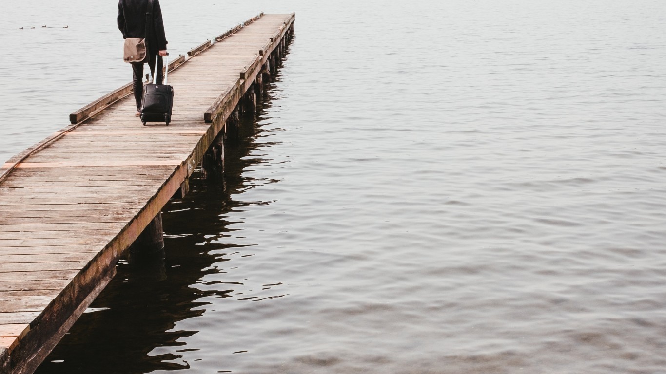 United States Kirkland, Pier, Man, Travel - Suitcase - HD Wallpaper 