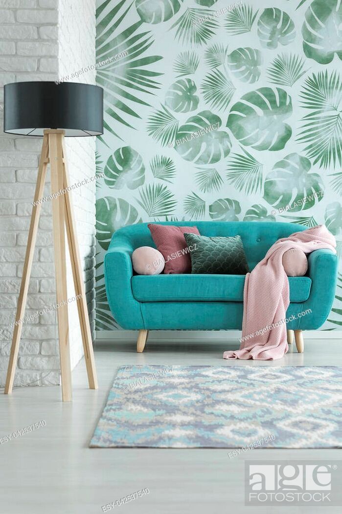 Small Turquoise Sofa In An Elegant Living Room Interior - Poltrona Rosa Na Sala - HD Wallpaper 