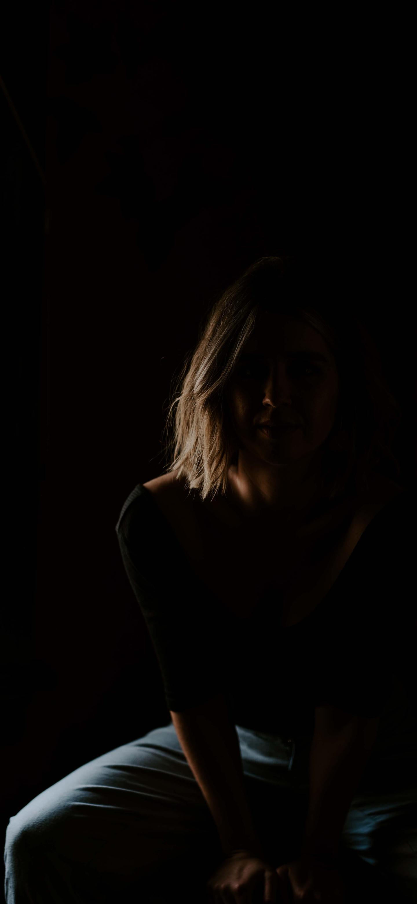 Oneplus 7 Pro Wallpapers - Girl In A Dark Room - 1440x3120 Wallpaper -  