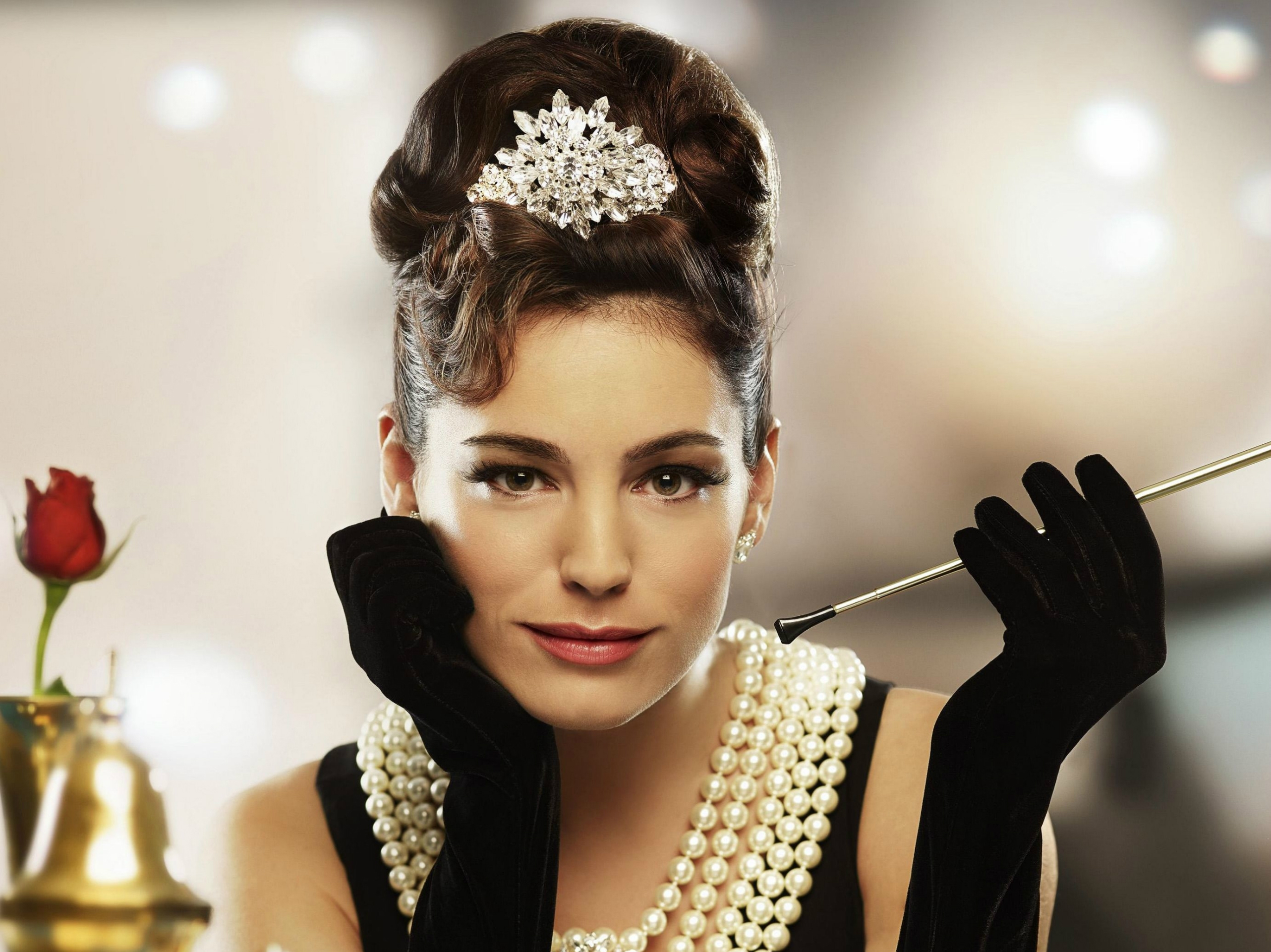 Holly Golightly Anne Hathaway - HD Wallpaper 
