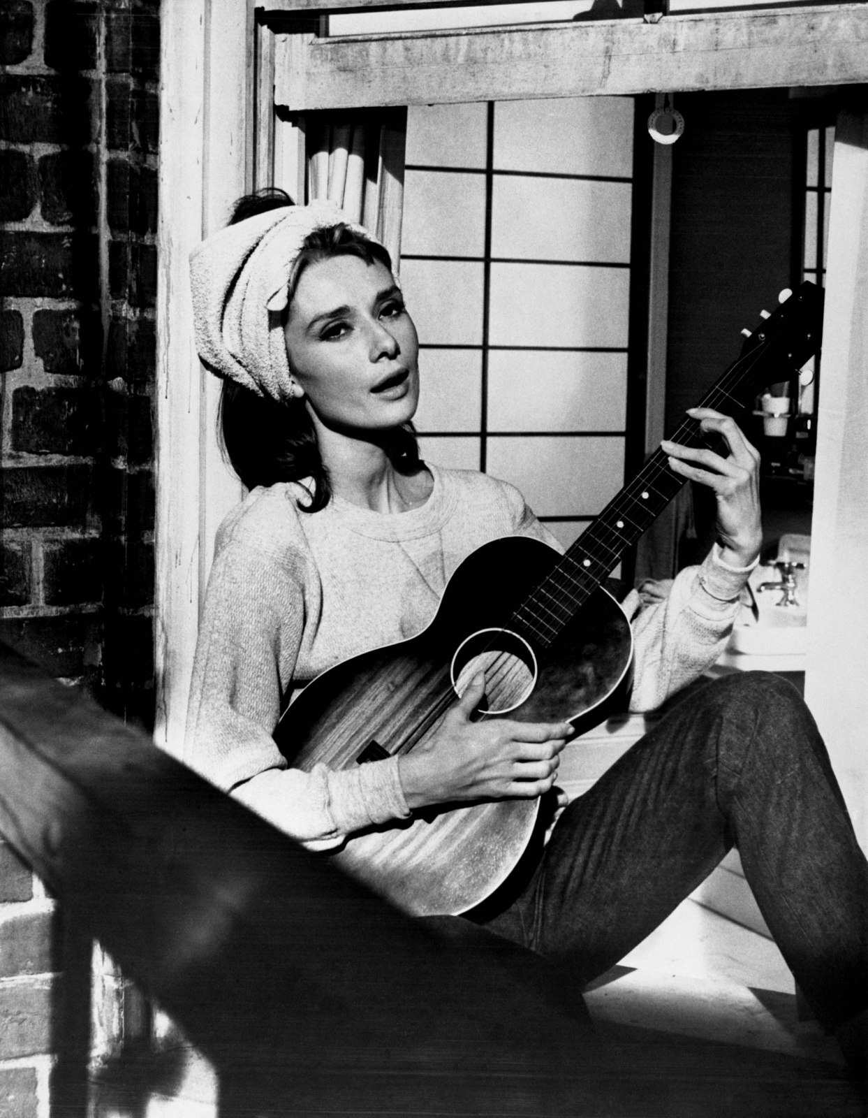 Aimg1 - Holly Plays Guitar Breakfast At Tiffany's - HD Wallpaper 