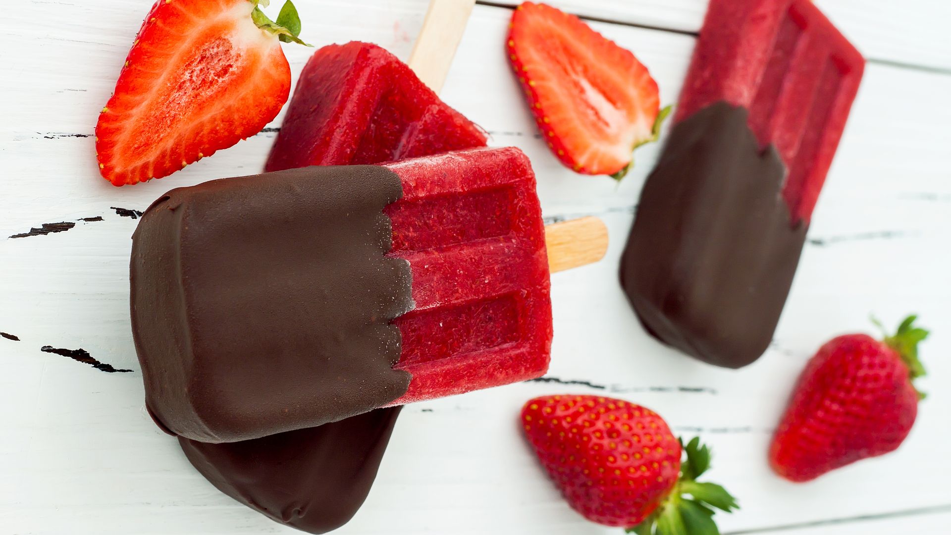 Chocolate Strawberry Ice Cream Hd Wallpaper - HD Wallpaper 