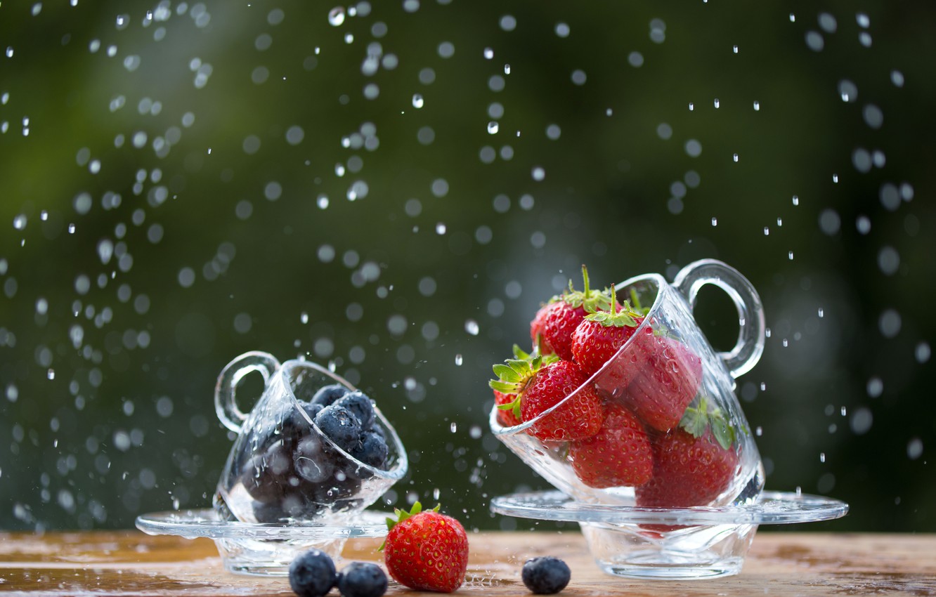 Photo Wallpaper Drops, Freshness, Rain, Food, Positive, - Strawberry In Rain - HD Wallpaper 