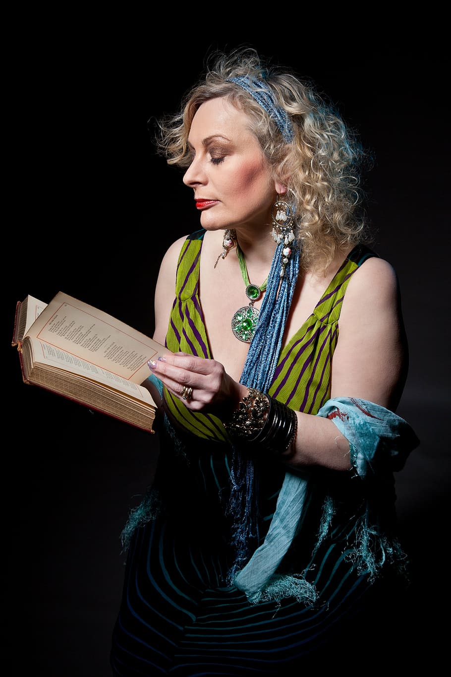 Woman Storyteller - HD Wallpaper 