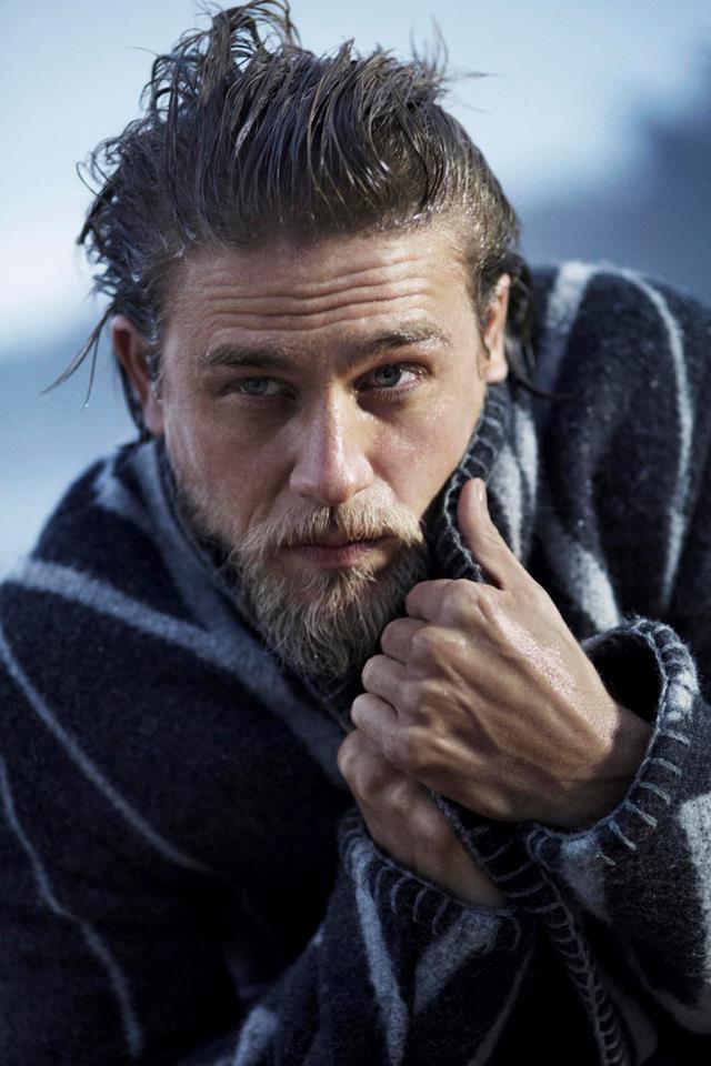 Ch7 - Travis Fimmel Y Charlie Hunnam - HD Wallpaper 