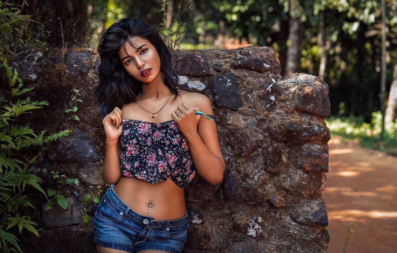 Photo Wallpaper Look, Decoration, Trees, Nature, Sexy, - Красивые Брюнетки В Майке - HD Wallpaper 