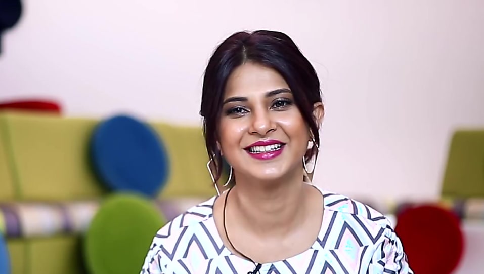 Jennifer Winget In Ponytail - HD Wallpaper 