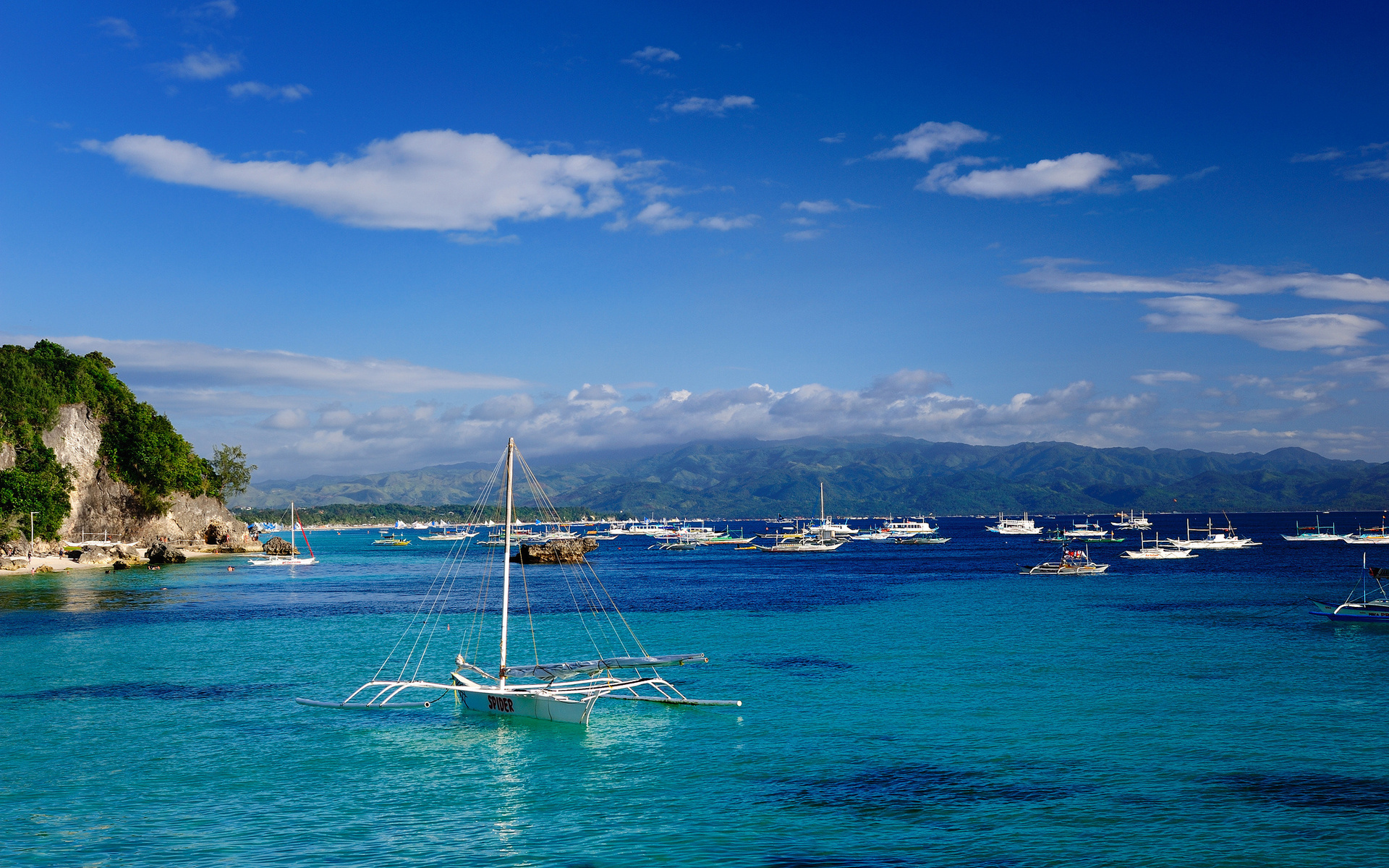 Sea Sun Boats Catamaran Beach Clouds Wallpaper - Papel De Parede Com Barco No Mar - HD Wallpaper 