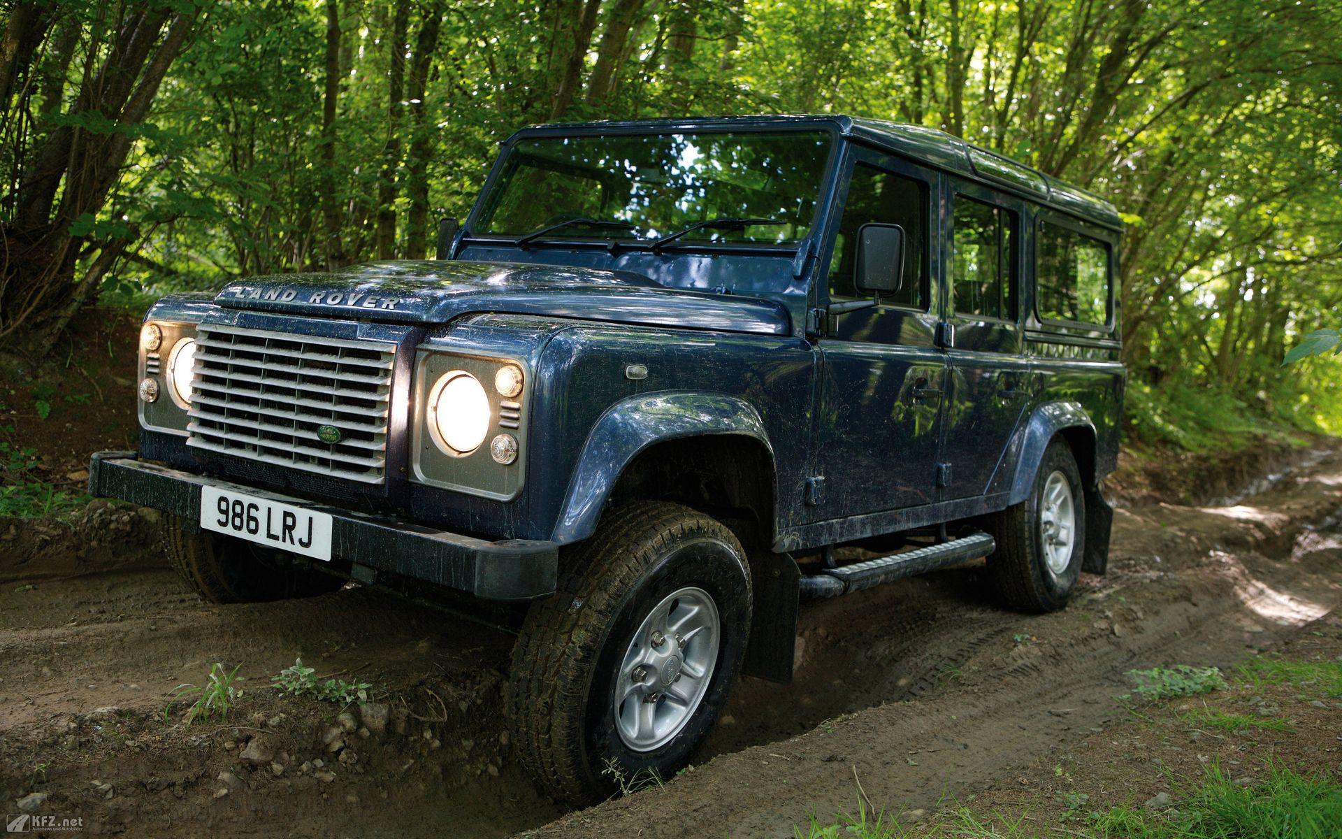 Land Rover Defender 2011 - HD Wallpaper 