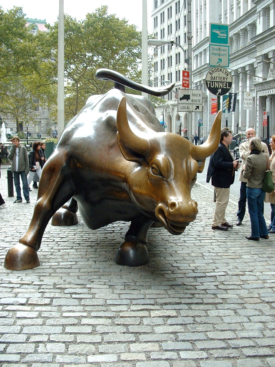 Stock Market Bull Statue - Charging Bull - 960x1280 Wallpaper 