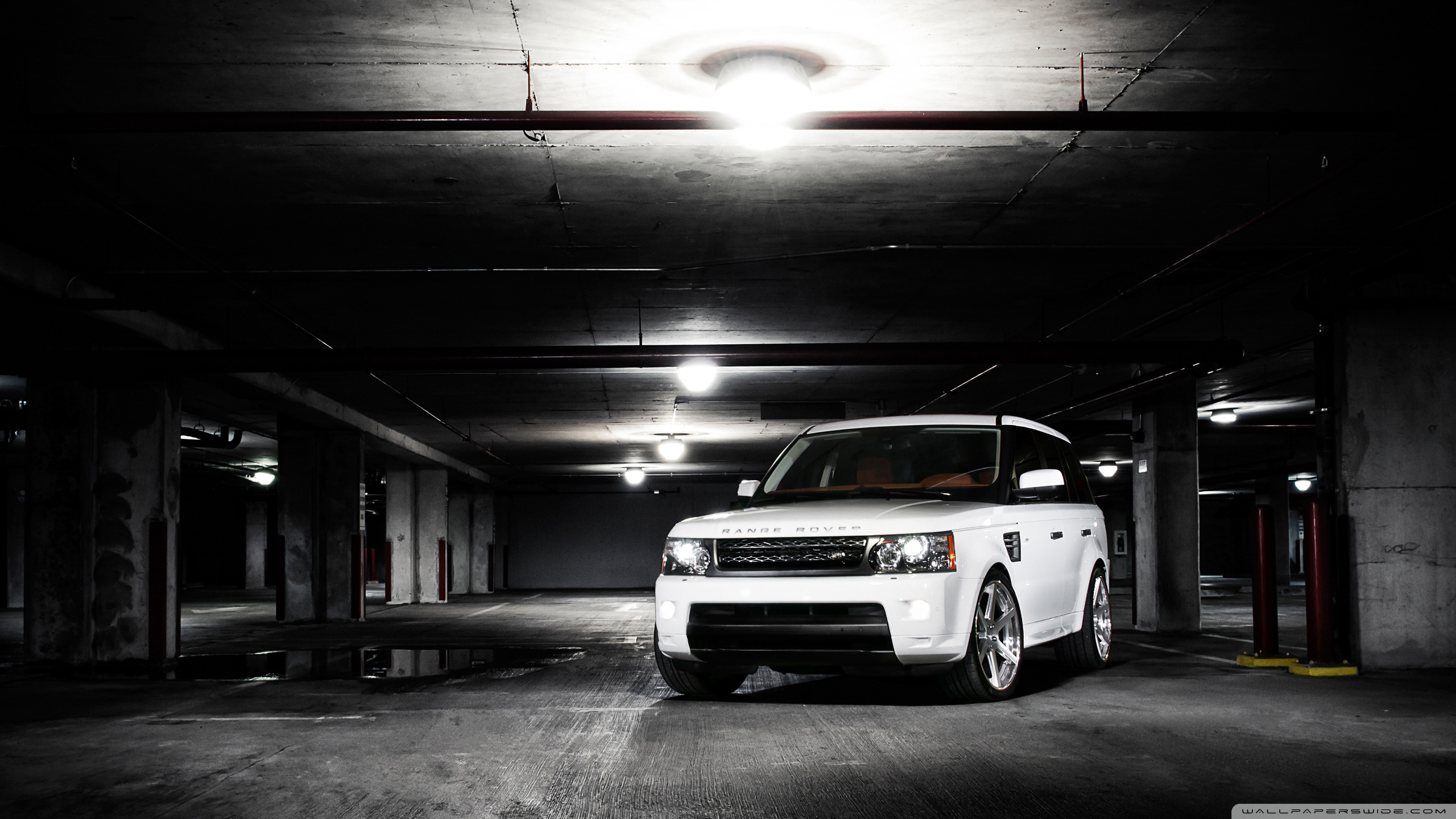 White Range Rover In A Black Background - HD Wallpaper 