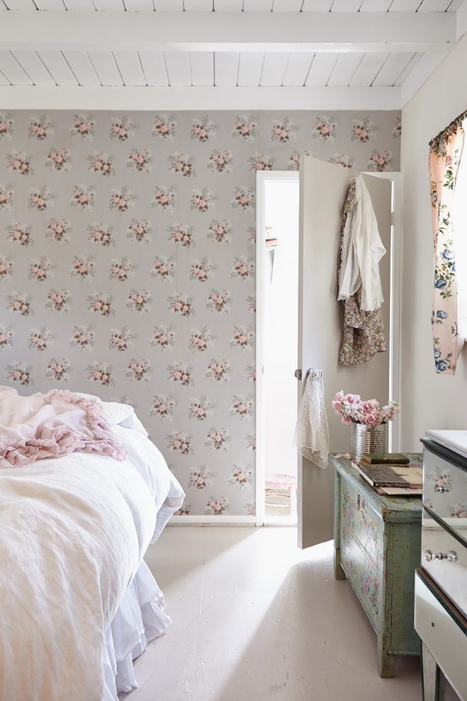Los Angeles Soft Pink Wallpaper With Traditional Headboards - Bedroom - HD Wallpaper 