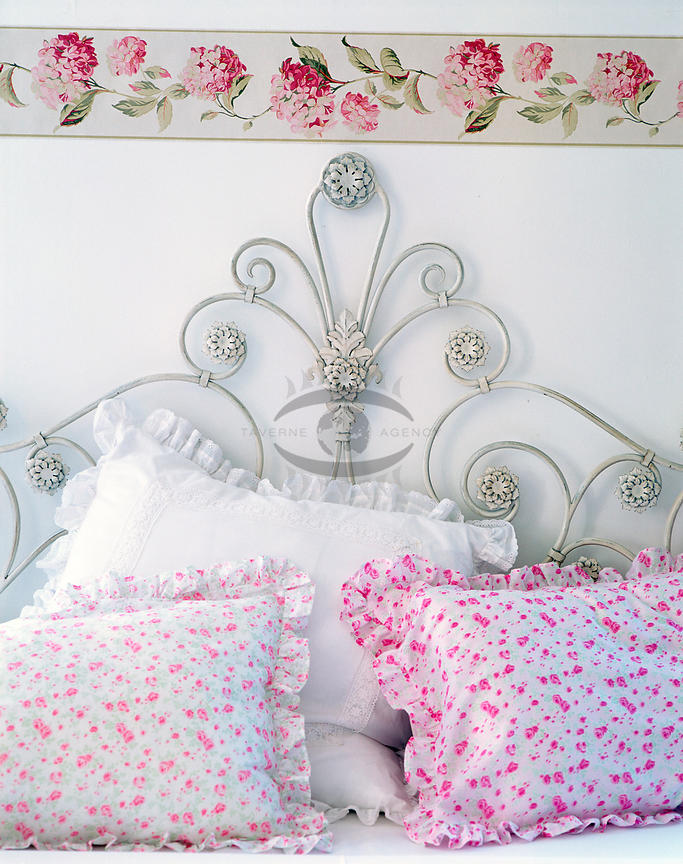 Shabby Chic - Cushion - HD Wallpaper 