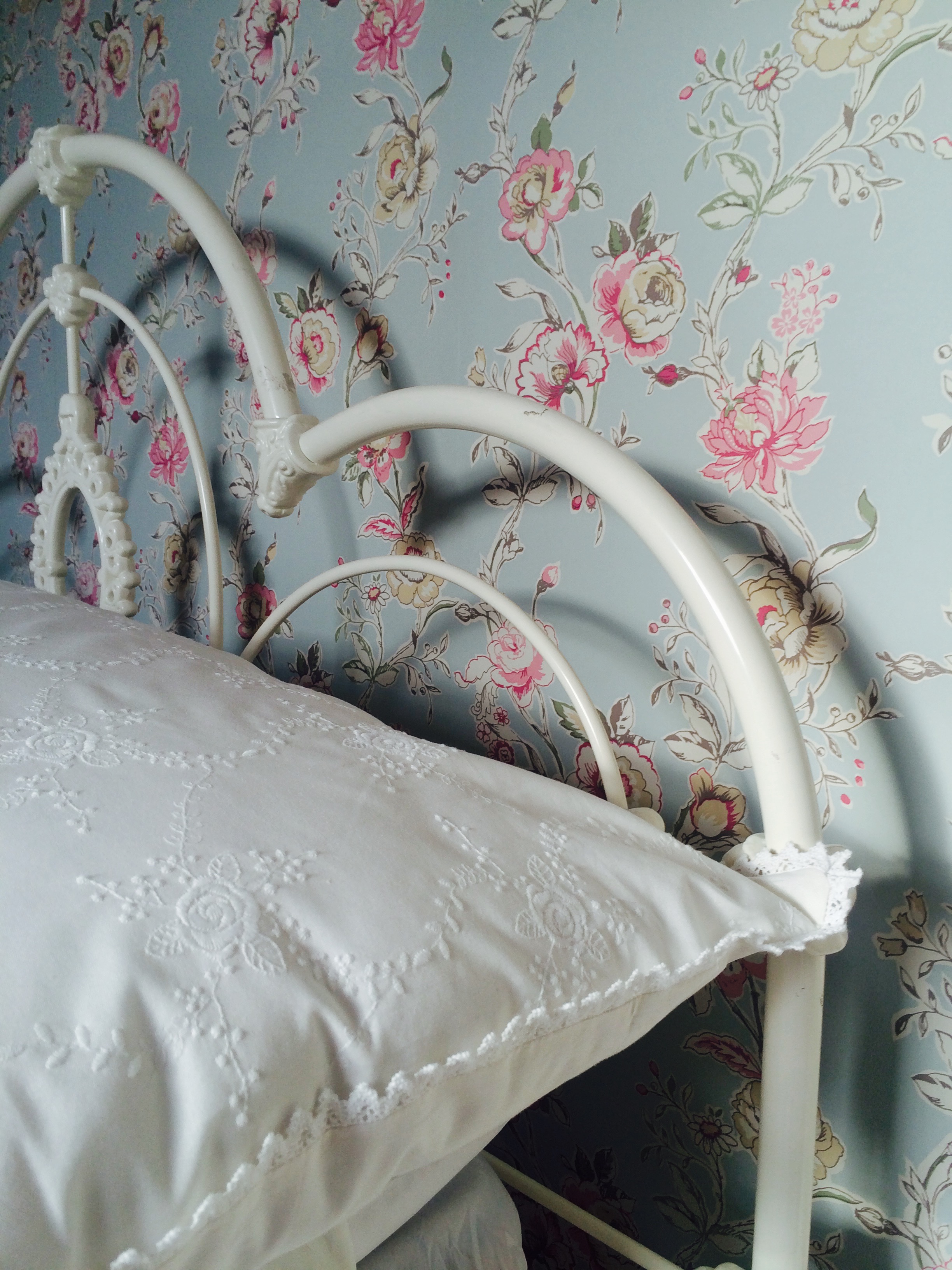 Floral Shabby Chic Bedroom - HD Wallpaper 